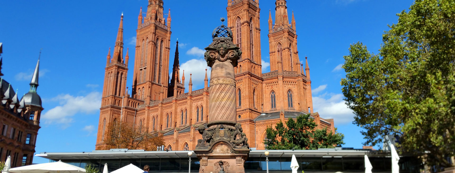 Alte Kirch, modernes Gebäude aus Glas und Marktsäule