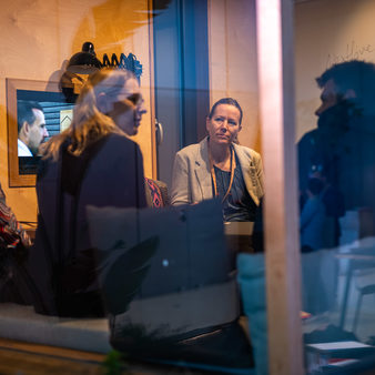 Menschen unterhalten sich in der Messehalle